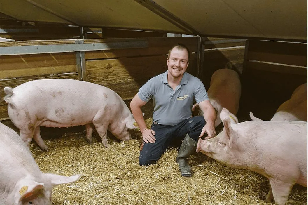 3acfb20b03c73fa1fe66e348a78814aa877875e7 Fabian Reinmann ist einer von 100 Kernzüchtern, die reinrassige Jungsauen für die Vermehrung und letztendlich für die Produktion von Mastferkeln erzeugen. (Bild zVg)