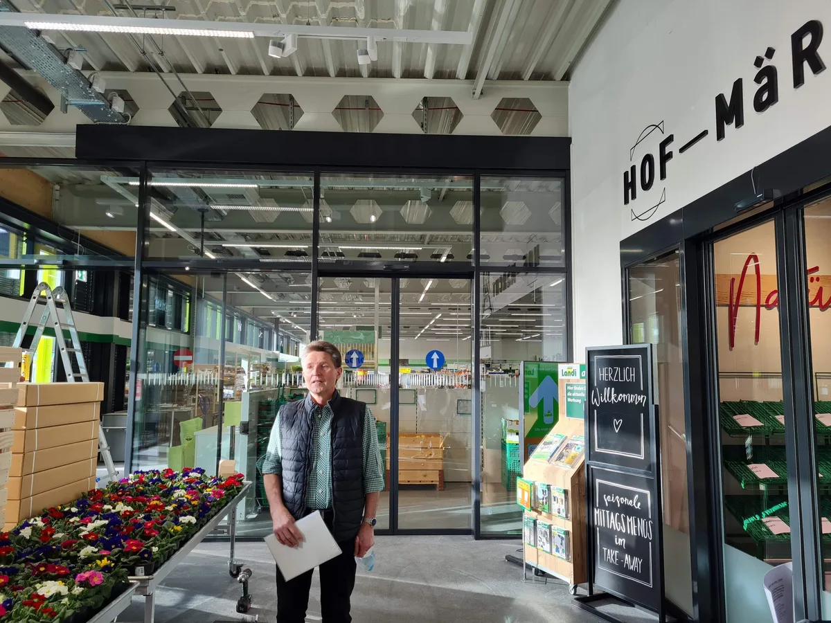 b2355f52a5dee03976c5fa9365789562be03282c Hans Bellmont, Vorsitzender der Geschäftsleitung Landi Zugerland führte die Medienleute durch den neuen Landi Standort. (Bilder fj)