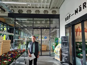 Hans Bellmont, Vorsitzender der Geschäftsleitung Landi Zugerland führte die Medienleute durch den neuen Landi Standort. (Bilder fj)