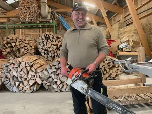 Die Motorsäge brauche er nur selten, sagt Werner Koller. Er kauft Trämel zu und lässt diese zu Sterbünden verarbeiten. Die Endproduktion der Scheiter erfolgt in seiner Remise.