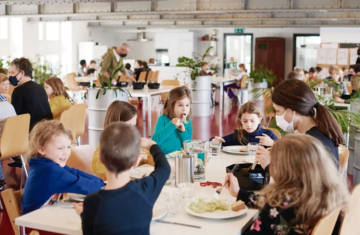201e875e262923e0345b7f9c0cd72f6eed6c85c1 Junge Menschen sollen sich ausgewogen ernähren: Das Label «Fourchette verte» hilft dabei. Im Aargau, in Uri und Zug schon länger, jetzt auch im Kanton Luzern. (Bild Kanton Luzern)
