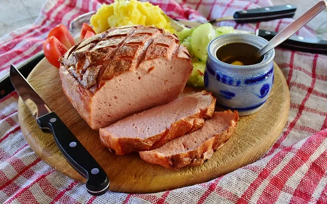 35843859cdbcdd3f76e89830609dc7fb64af787c Eine Scheibe Brot dick mit Butter bestreichen, dann wahlweise Senf oder Mayonnaise, Essiggurke oder Tomate und obendrauf zwei bis drei Lagen Fleischkäse. Das ist fast sinnlich: der Biss, der Geschmack, einfach lecker – ein sensorisches Erlebnis. (Bild Pixabay)