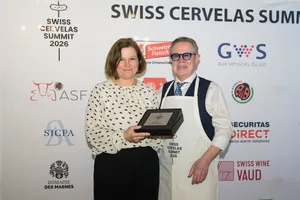 Kathrin Simperl und der Initiant des Wettbewerbs Hans-Ruedi Gerber anlässlich der Preisverleihung im Bellevue Bern Anfang März 2026.