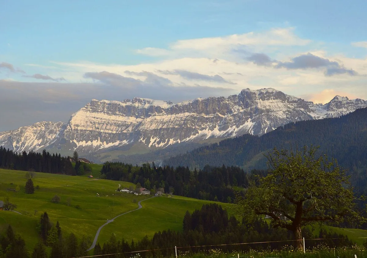 Eggiwil ist geprägt von der Landschaft unter der Schrattenfluh: Der höchste Punkt der Gemeinde liegt mit über 1400 m ü. M. doppelt so hoch wie das Dorf.