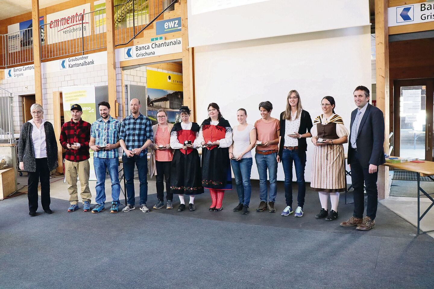 Die neuen Meisterlandwirte und Bäuerinnen mit Fachausweis wurden an der Mitgliederversammlung geehrt. Mit auf dem Bild Astrid Derungs (ganz links), Präsidentin Bündner Landfrauen, und Thomas Roffler (ganz rechts), Präsident Bündner Bauernverband.