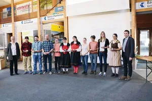 Die neuen Meisterlandwirte und Bäuerinnen mit Fachausweis wurden an der Mitgliederversammlung geehrt. Mit auf dem Bild Astrid Derungs (ganz links), Präsidentin Bündner Landfrauen, und Thomas Roffler (ganz rechts), Präsident Bündner Bauernverband.