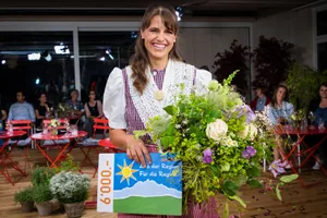 Wildkräuter und Blumen bereicherten alle Gänge des Menüs von Eliane Schürpf. Für den ersten Platz in der diesjährigen Staffel der Landfrauenküche bekam die Schwyzerin neben einem grossen Blumenstrauss einen Migros-Gutschein im Wert von 6'000 Franken.