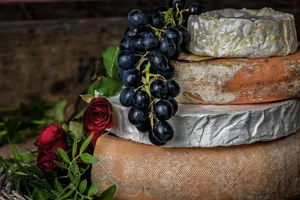 Käse und Wein passen gut zusammen. Die Kommission für Wirtschaft und Abgaben des Nationalrats hat am 23. Februar 2022 entscheide zu beiden Produkten gefällt.