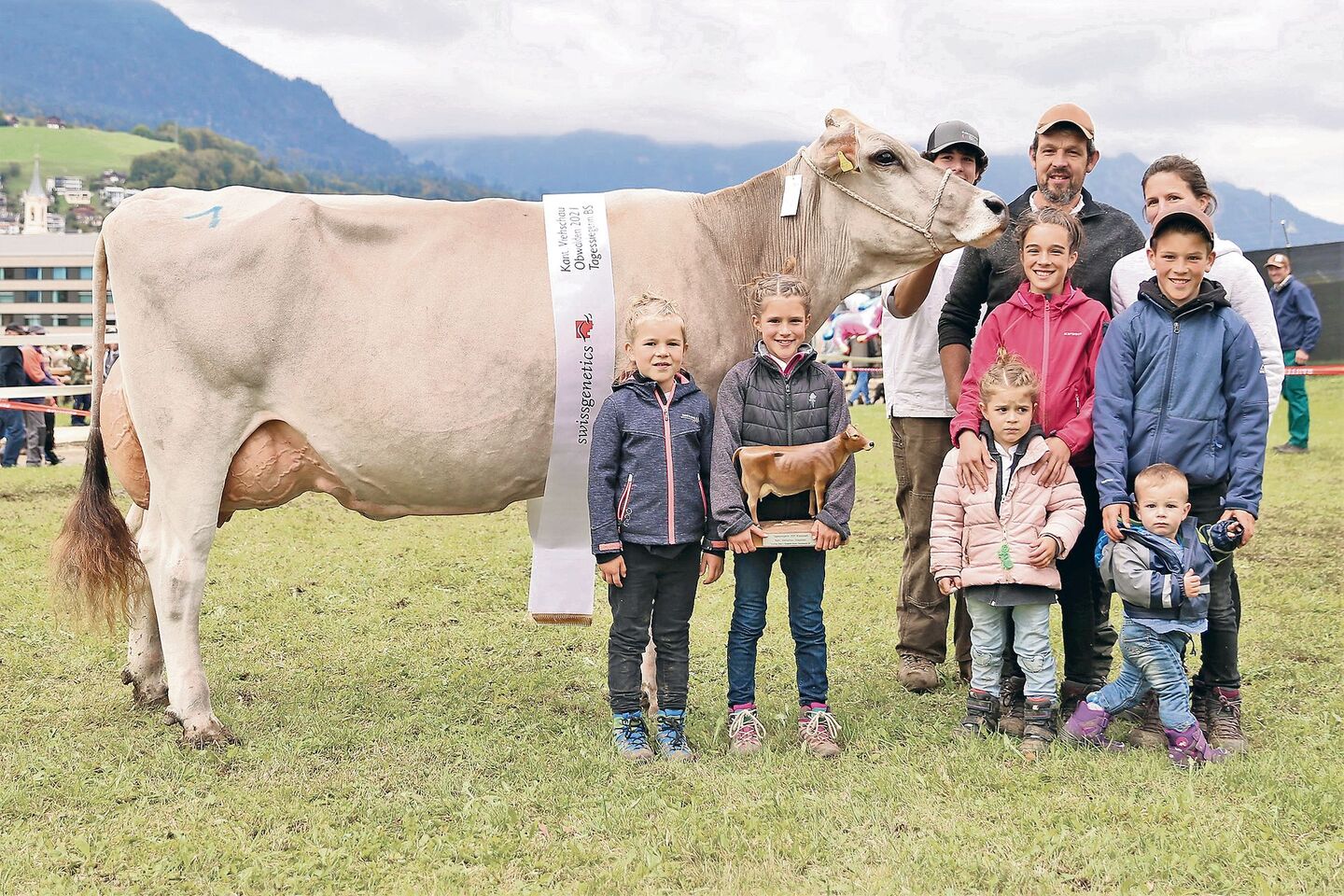 Familie Durrer und Braunviehkuh Jule, welche Miss Obwalden wurde. Geburtstagskind Mirjam trägt stolz den Siegerpreis in den Armen.