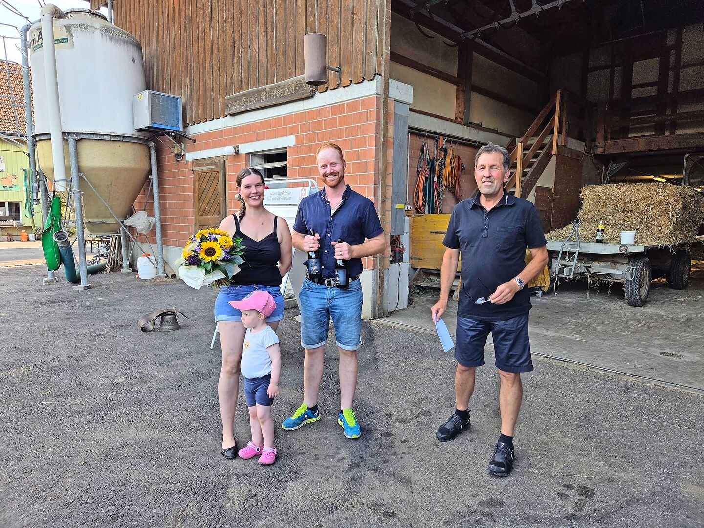 Gastgeberfamilie Ramona und Walter Ruckstuhl mit Christian Eggenberger vom Arenenberg.