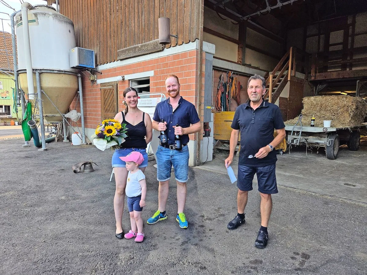 0fd4c68c6fe3bebbaa532d218787c76d55a4c7d4bc96bb971b3d7f20ae6d7ec9 Gastgeberfamilie Ramona und Walter Ruckstuhl mit Christian Eggenberger vom Arenenberg.