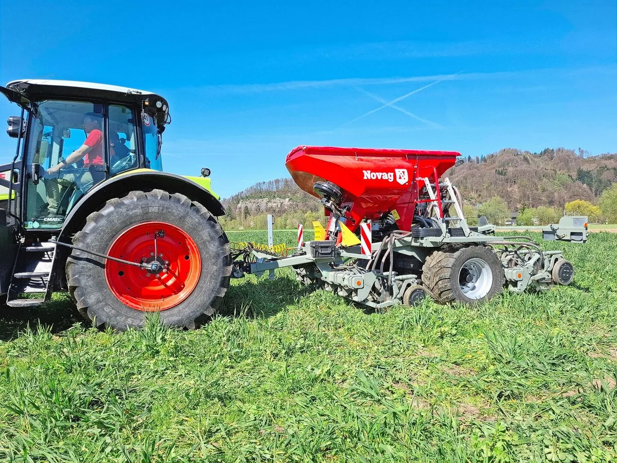 276160a0002287c6d7c0abbbfe552dea53a0b5211b4a7e35531140babf9ac3cc Mit der Direktsaatmaschine von Novag sät Armin Steiner auch Reihenkulturen wie Zuckerrüben.