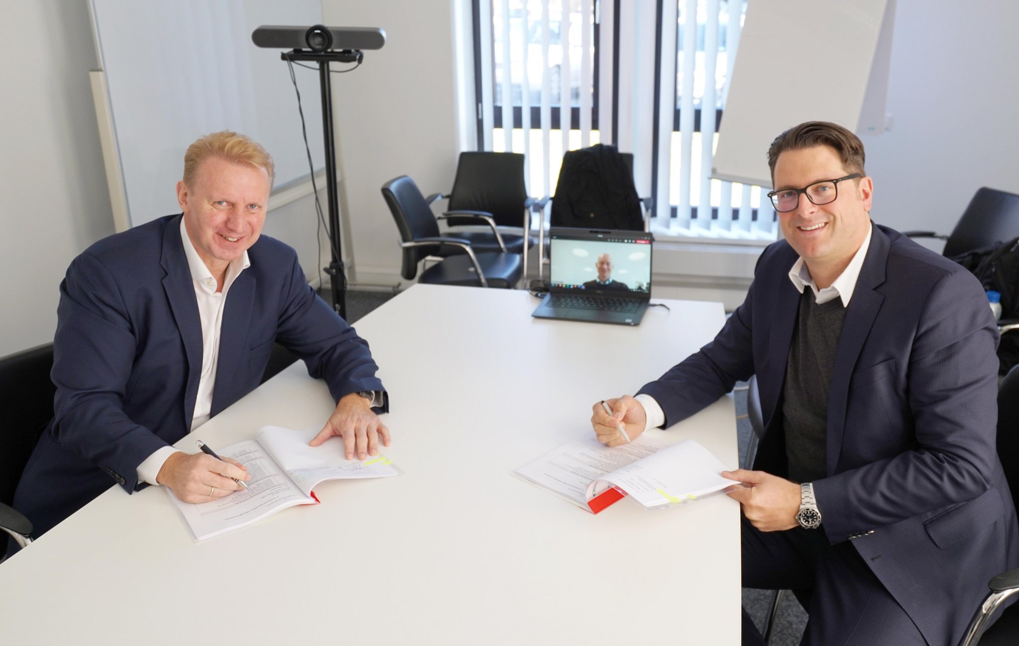 Volker Heinz, Direktor und CEO des DIL, Ian Roberts, CTO von Bühler (am Bildschirm), und Christoph Näf, Head of Business Unit Human Nutrition bei Bühler, bei der Unterzeichnung der Partnerschaftsvereinbarung. (Bild Bühler)