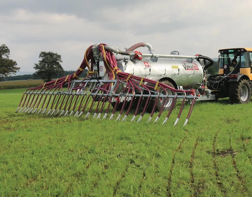 2633bdac862bd80756afc065ba8307b63b24b90f Viele Landwirte bringen die Gülle mit emissionsmindernden Verfahren wie dem Schleppschlauch aus. Ab 2022 soll dies zur Pflicht werden. Bild: Beat Schmid