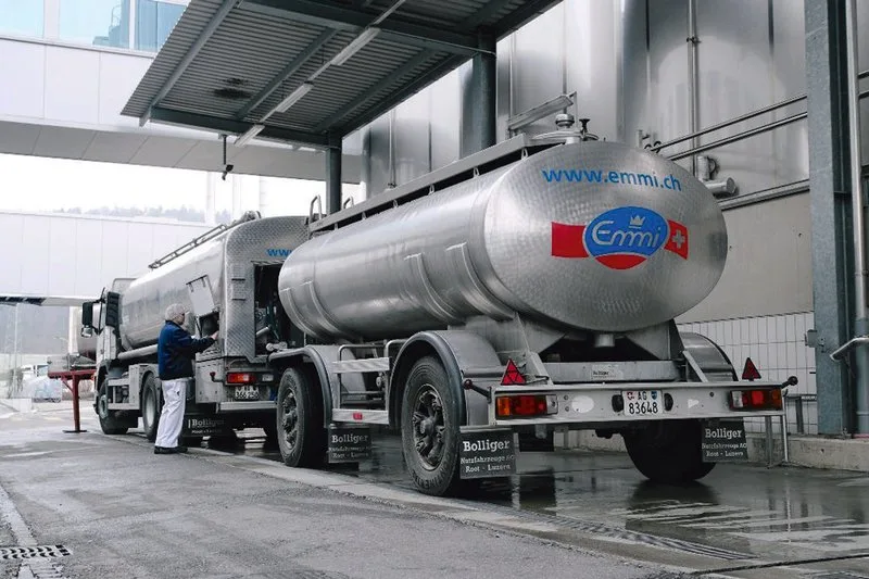 01d732a7283f45d75b324d2d6c3e59a13b6806e1 Emmi profitierte in der Schweiz vom Wegfall des Einkaufstourismus und den durch die Corona-Krise erhöhte Nachfrage im Detailhandel. (Bild BauZ)