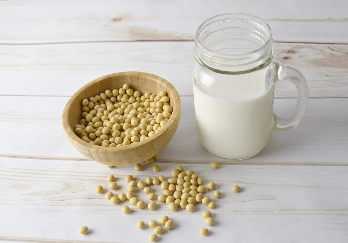 soy-milk-2263942_1920 Milch schlägt Pflanzendrinks punkto Energie und Nährstoffen