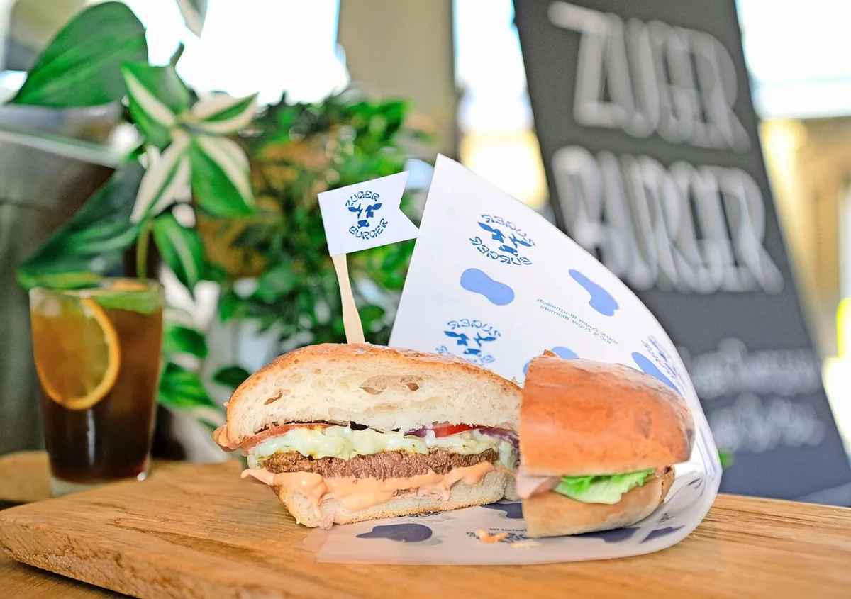 b6c8f0133de520663a381489130ebe609f45737fa0845066f5dd1199d5758546 Der Zuger Burger, ein regionales Produkt, das Jung und Alt überzeugen soll.