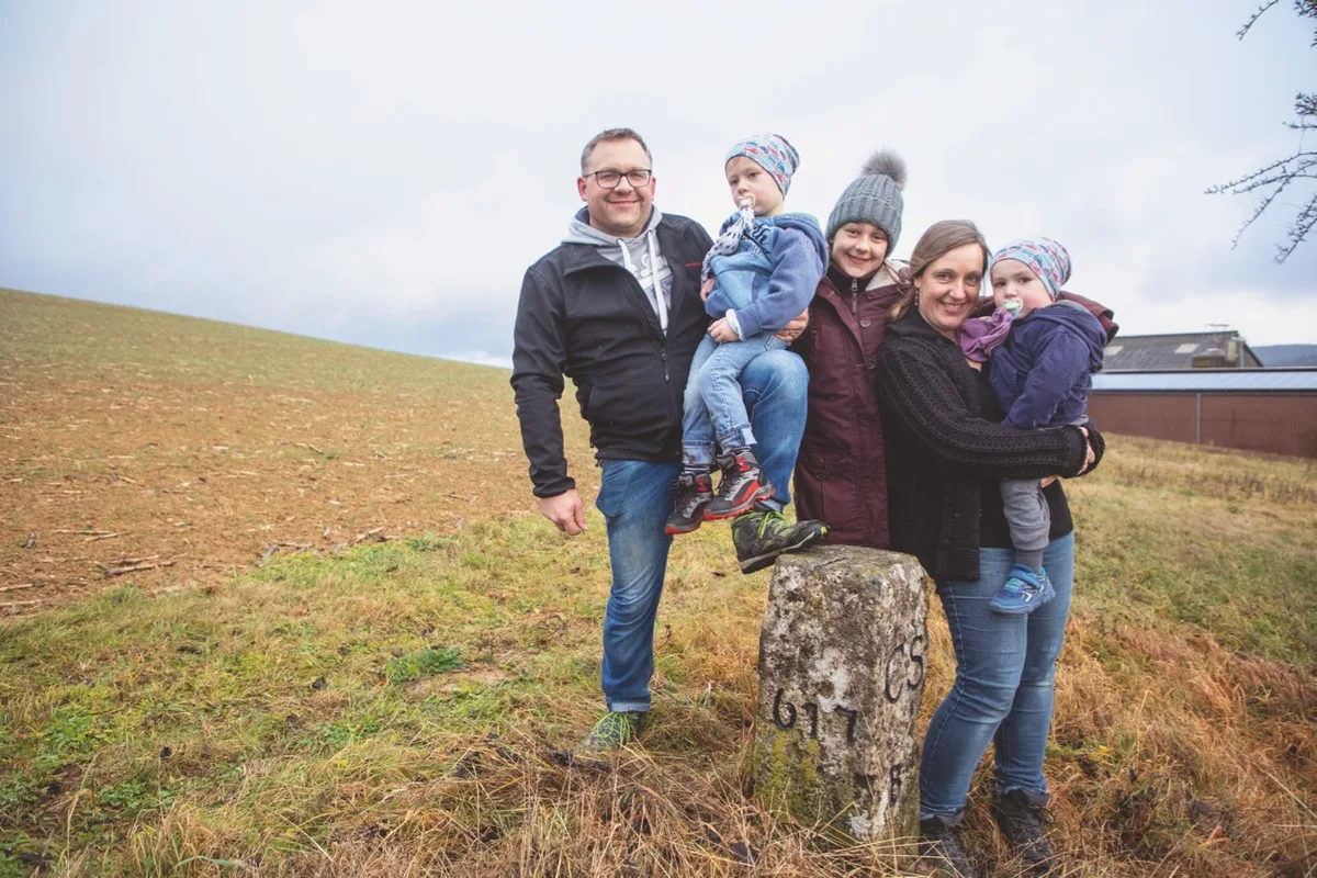 Roger und Ute Schlatter mit Diana (11), Adrian (3) und Louis (2). Bild: Gian Vaitl