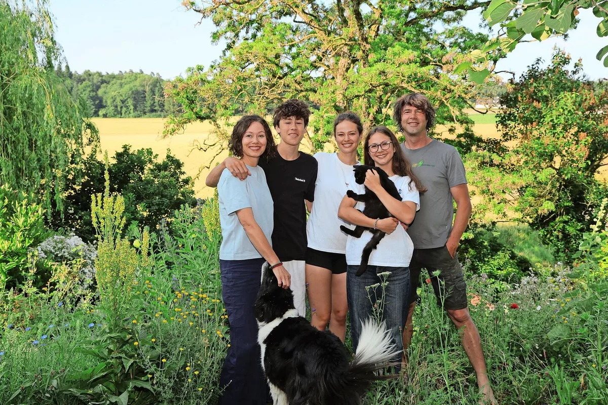 fc647d91182260921f0491359b0fa0174370c781f2a2b0d2e4233903b2ef8797 Die Familie Rutishauser: Urs (ganz links) seine Frau Simone (ganz rechts), ihre Kinder, Louis, Hannah und Marlene und Haustiere Milo (Hund) und Ninni (Katze).