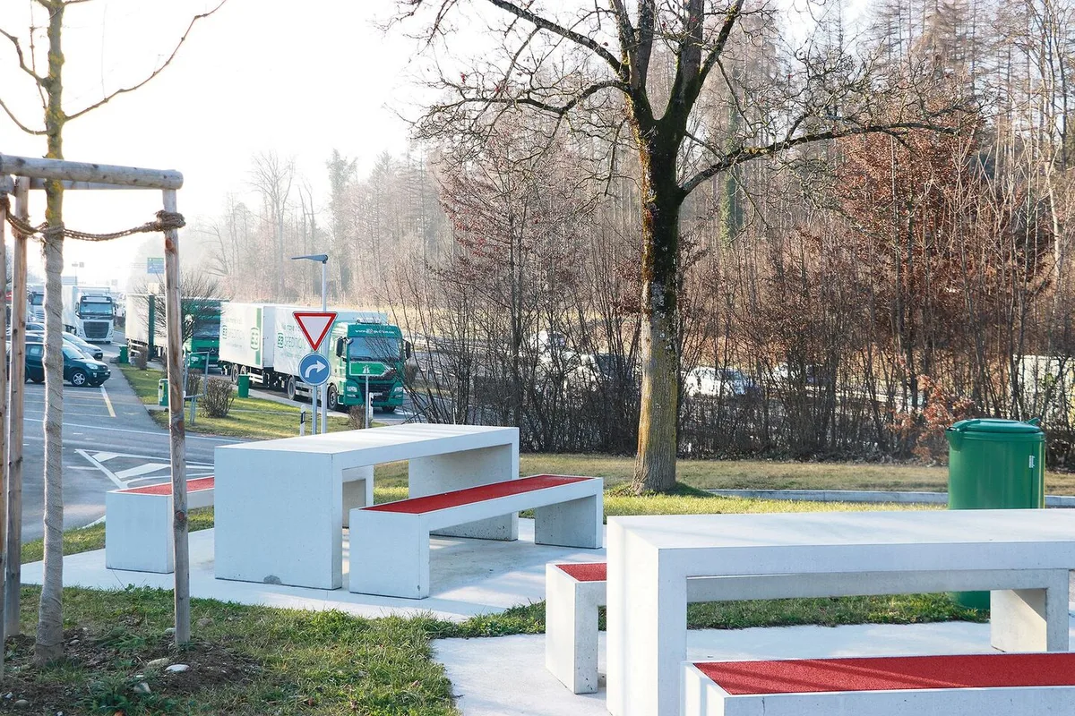 Hotspot Autobahnraststätte: Weggeworfene Essensreste aus ASP-Regionen bergen grosses Gefahrenpotenzial für die hiesigen Schweinehaltungen.