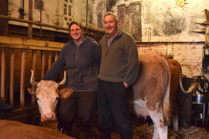 e51a0369caefade3380d47ab6dbff46cca2e9bf5 Vanessa und Patrick Monhart halten ausschliesslich Tiere alter Rassen. Kuh Java ist eine Simmentalerin. (Bild Stefanie Giger)