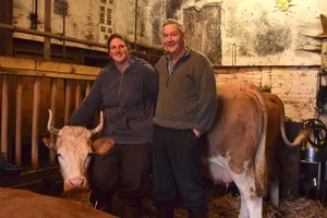 Vanessa und Patrick Monhart halten ausschliesslich Tiere alter Rassen. Kuh Java ist eine Simmentalerin. (Bild Stefanie Giger)