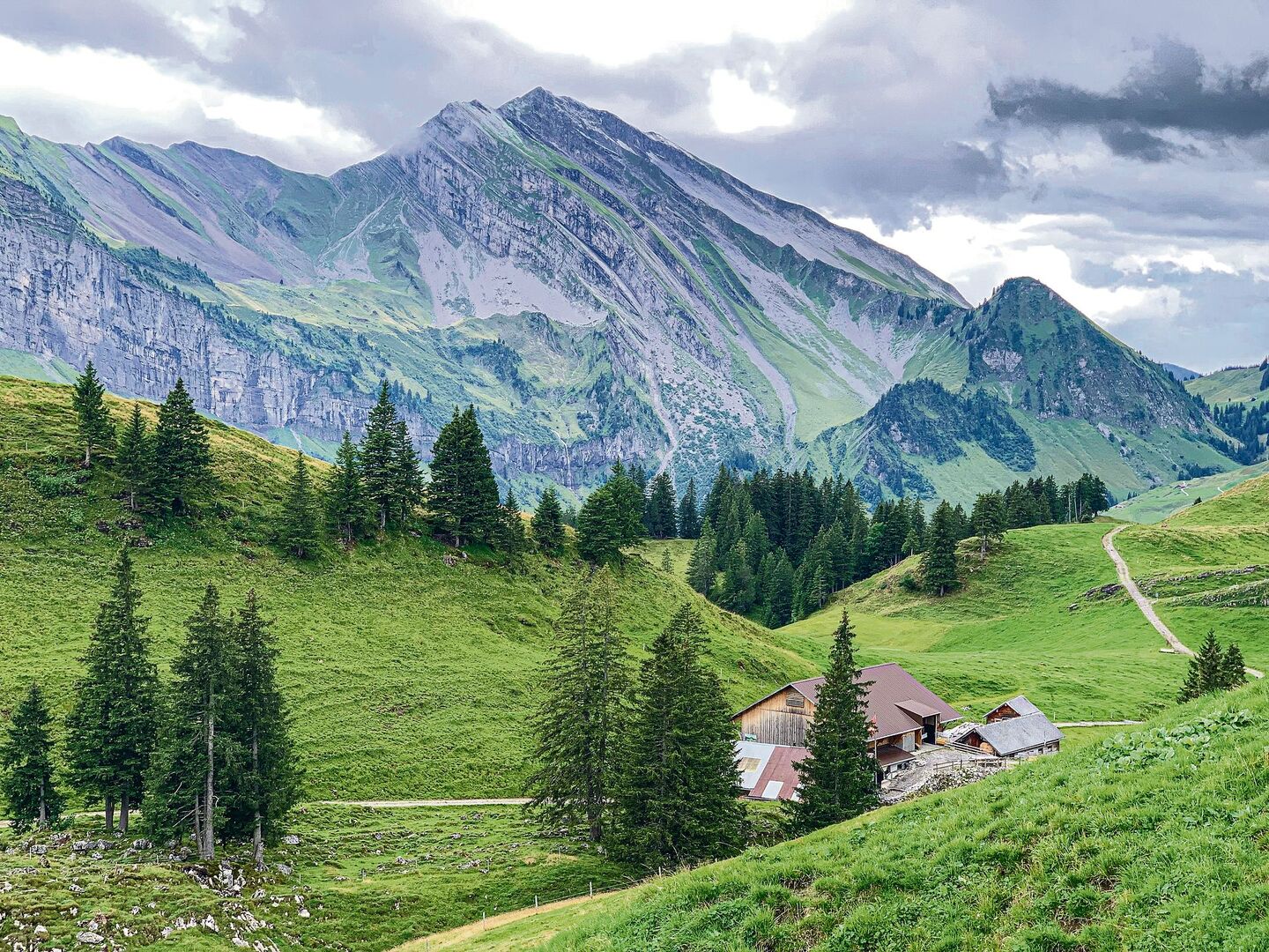 Die Alp Unterst-Hütte auf Niederbauen ist eingebettet in schönster Bergwelt – im Hintergrund der Schwalmis.