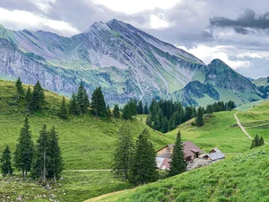Die Alp Unterst-Hütte auf Niederbauen ist eingebettet in schönster Bergwelt – im Hintergrund der Schwalmis.