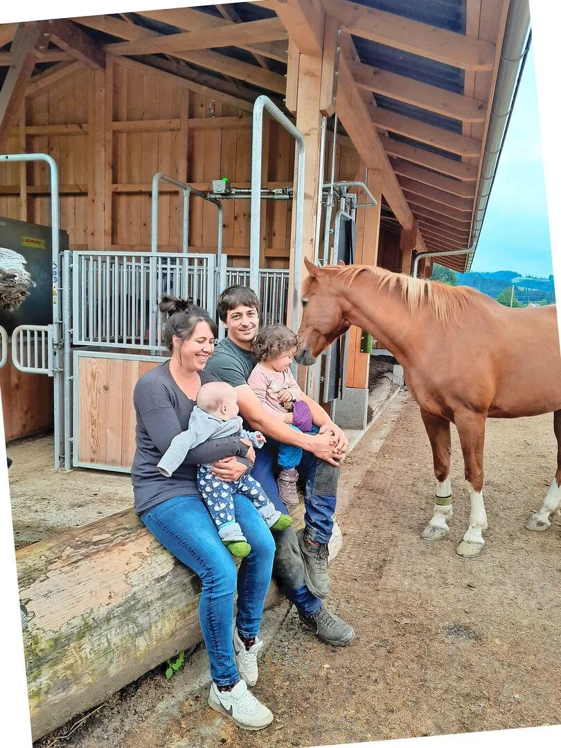 8cb53e457df31138a4437f59afd545b402bce723d5fc9557d06ff4f0d485d364 Jeanne Lehmann mit Ella und Lukas Lehmann mit Rosa im Aktivstall. Sie arbeiten darauf hin, dass ihre Lernenden für die Arbeitswelt gerüstet sind.
