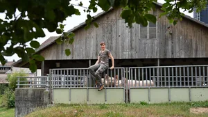 Auch ohne Label haben die meisten Schweine (Ausnahme: säugende Sauen und Jager bis 25 Kilo) bei Andrea Hürzeler Auslauf. Weiteren Auslauf zu bauen sei auf dem Betrieb praktisch unmöglich, da es neben dem Stall den Hang runtergeht.