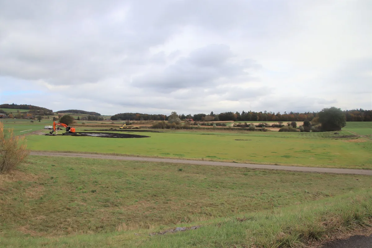 bagger_oerlinger_riet Wieder verschwinden im Zürcher Weinland vier Fussballfelder wertvolles Ackerland