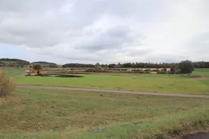 Bagger haben im Oerlinger Riet auf bisherigen Fruchtfolgeflächen bereits verschiedene Tümpel ausgehoben.
