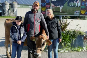 Familie Wieser mit Kuh Gülga in Frankreich.