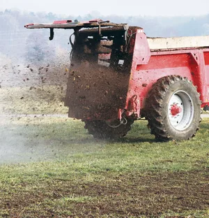 Wenn die Tagesmitteltemperaturen genügend hoch sind, darf der Mist auf das Feld.