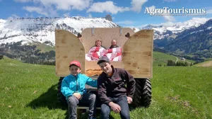 Die neuste Attraktion auf dem Schottenhof in Marbach: Das mobile Sternenhimmelbett auf einem Aebi-Transporter. Im Bett liegen Renate und Andy Wyss, bewacht von den Söhnen Florian (l) und Adrian. Im Hintergrund die Schrattenfluh mit dem markanten Schibegütsch. (Bild Schottenhof)
