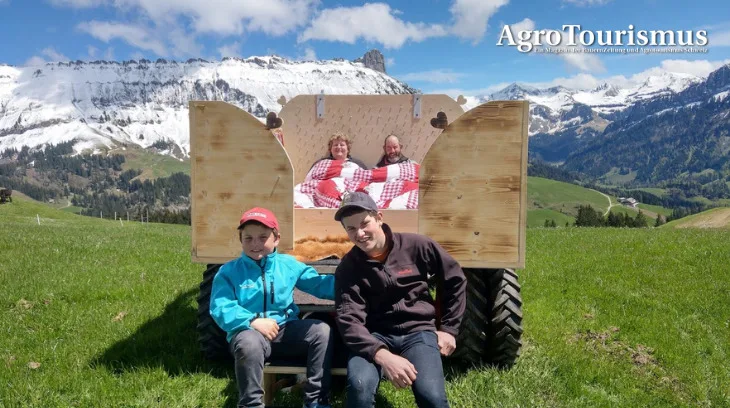 22ef052c7d9f719eb3fcfd817707ab9337cfb70f Die neuste Attraktion auf dem Schottenhof in Marbach: Das mobile Sternenhimmelbett auf einem Aebi-Transporter. Im Bett liegen Renate und Andy Wyss, bewacht von den Söhnen Florian (l) und Adrian. Im Hintergrund die Schrattenfluh mit dem markanten Schibegütsch. (Bild Schottenhof)