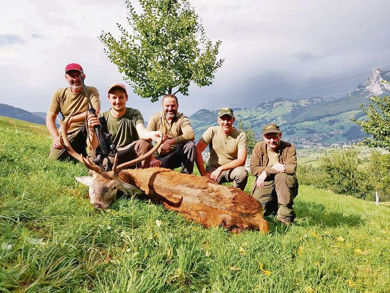 Der Schwyzer Patrick Ulrich (l.) und seine Kameraden hatten heuer eine erfolgreiche Jagd, zwölf Stück Rotwild konnten sie erlegen.
