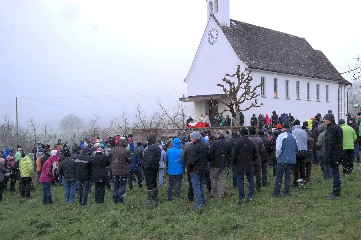 ba8b8f3c0482896be83c913596a2131179c1e505 Die Bauersleute liessen sich die Ansprache von Jakob Zemp trotz Schneesturm nicht entgehen. (Bild Josef Kottmann)