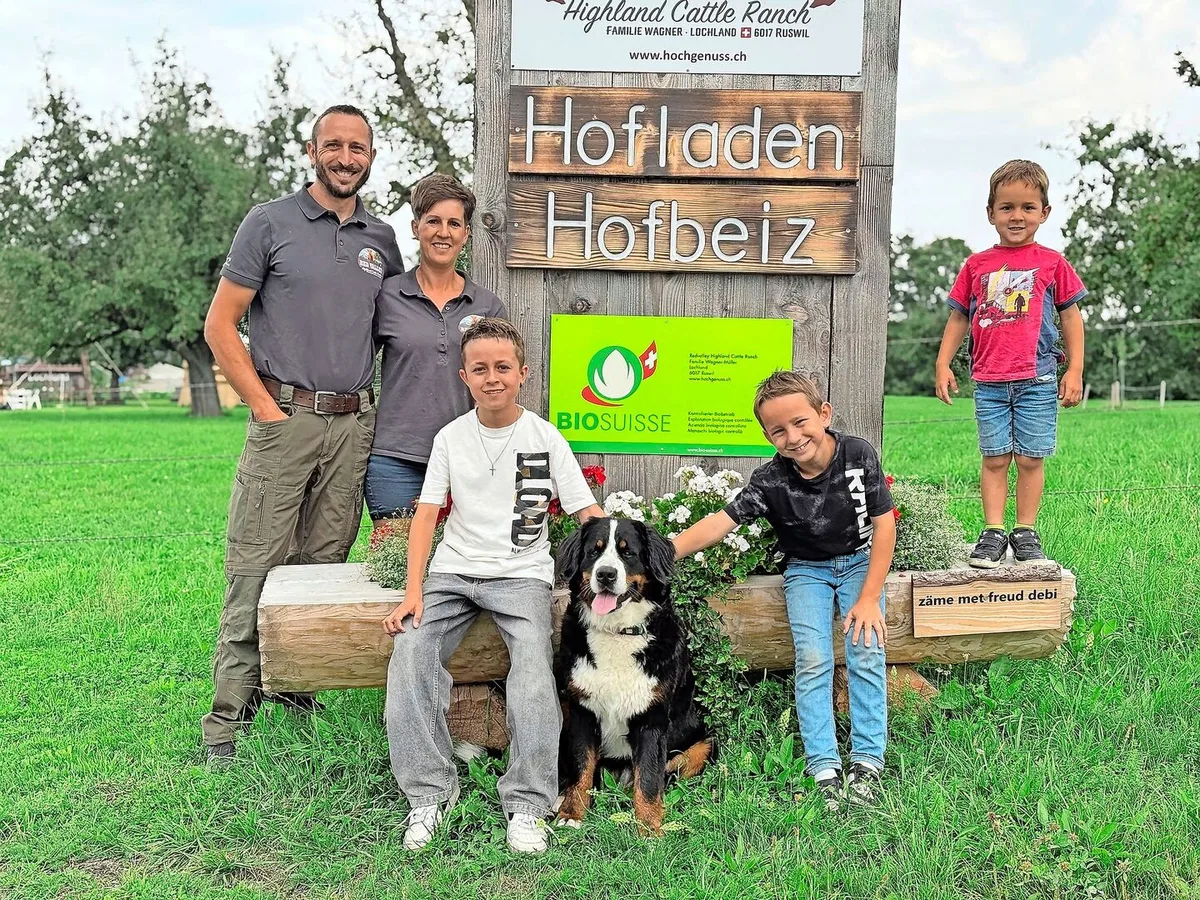 f65b22139423ff04ef8e813f0819bcb5dc09a2e185f024074ee1b88da06f0779 Seit 2023 führen sie den Biobetrieb, den sie ausserhalb der Familie kaufen konnten: Matthias und Nicole Wagner mit Alex (9), Renato (8) und Sven (4) und Hofhündin Caya.