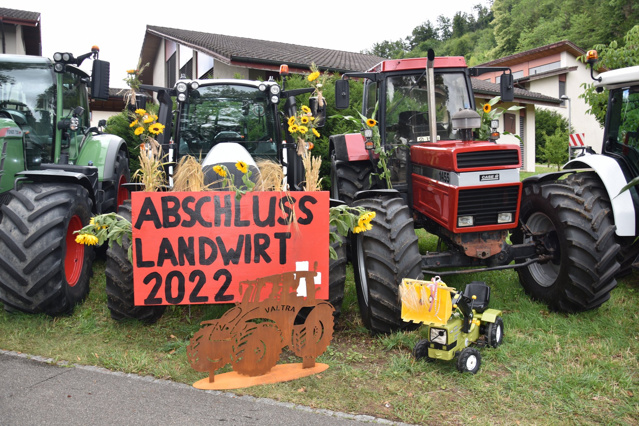 Mit Traktoren und Blumenschmuck an die Diplomfeier
