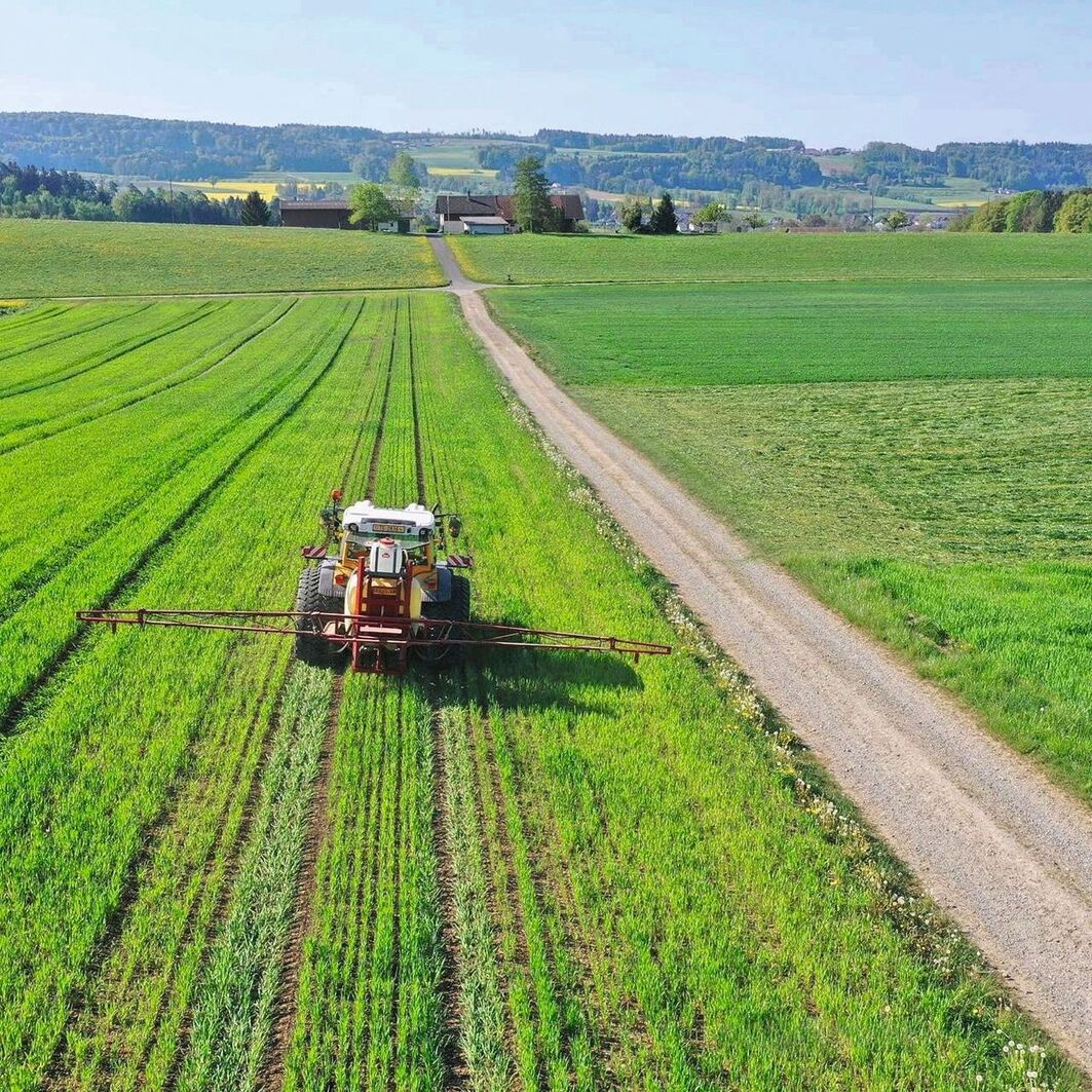 Zurbuchen bringt den Komposttee mit der Feldspritze oder mit der Gülle zusammen aus. Einen positiven Effekt konnte er aber nur bei der Gülleausbringung feststellen.