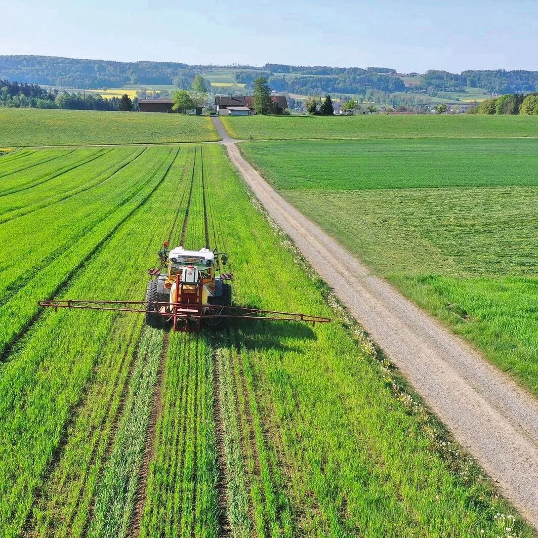 bc19f7066b09cf1ef2cb751ce953d155cdb3c8da136ed2f9ae04d64e61694c6f Zurbuchen bringt den Komposttee mit der Feldspritze oder mit der Gülle zusammen aus. Einen positiven Effekt konnte er aber nur bei der Gülleausbringung feststellen.