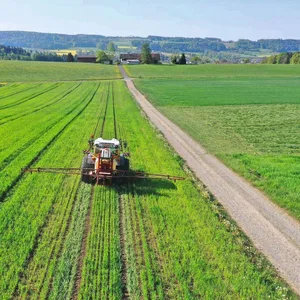 Zurbuchen bringt den Komposttee mit der Feldspritze oder mit der Gülle zusammen aus. Einen positiven Effekt konnte er aber nur bei der Gülleausbringung feststellen.