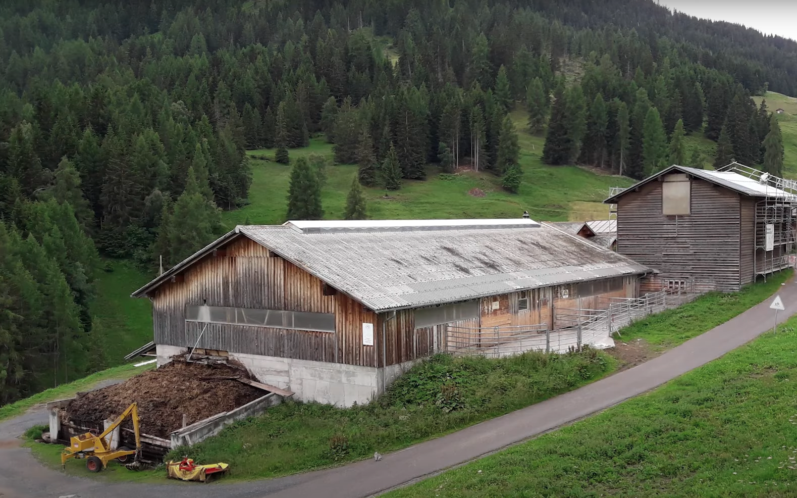 So bauen Sie kostengünstig einen Stall im Berggebiet