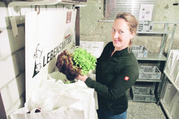 Rachabh Krebs bringt Soliterre-Taschen in den Q-Laden im Berner Lorraine Quartier. Dort ist eines der zwölf Depots, die der Verein jeweils am Mittwoch beliefert. (Bild Lotta Köppel)