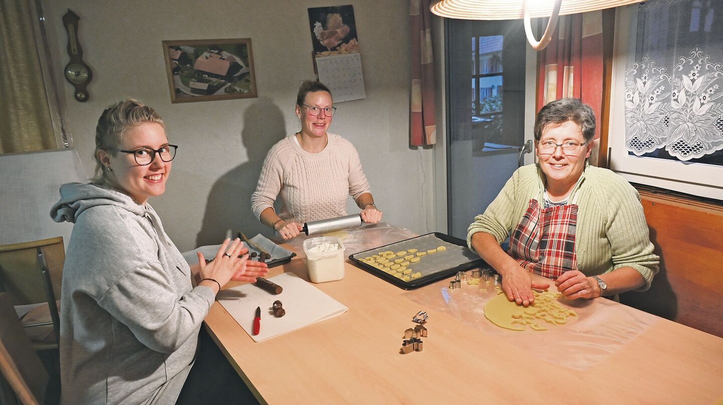 Käthi Dutly, Vera Perler und Ursula Dutly (v. r. n. l.) sind ein eingespieltes Team. Jedes Güetzi von den 100 Kilo wird sorgfältig und einzeln von Hand ausgestochen.