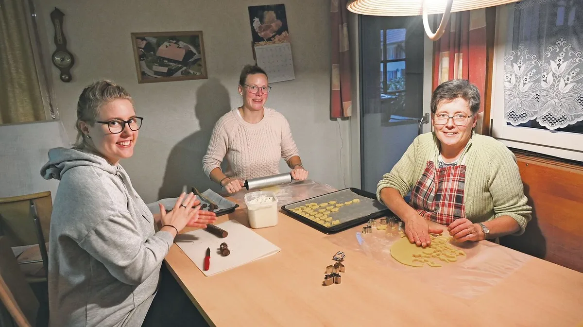 a27c7b408e4bae75a418da8c854c69dc07664db0c54c679f11ad6cc6f2bdc3f5 Käthi Dutly, Vera Perler und Ursula Dutly (v. r. n. l.) sind ein eingespieltes Team. Jedes Güetzi von den 100 Kilo wird sorgfältig und einzeln von Hand ausgestochen.
