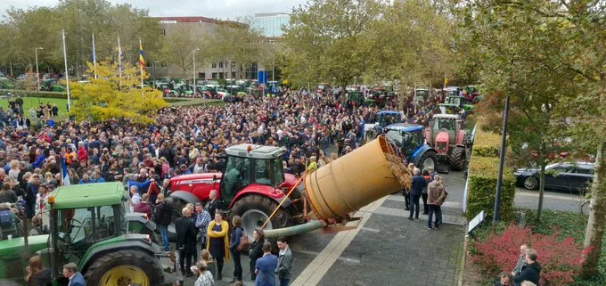 e39718232cde735619b5380d11a89579f579fa0e Bei den Protesten immer mit dabei: jede Menge Traktoren. Hier in der Provinzhauptstadt Zwolle. (Bild Twitter/ Jeffrey)