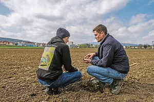 Tobias Vogel (links) und Landwirt Andreas Siegrist auf dem Kichererbsenfeldin Zürich Altstetten.
