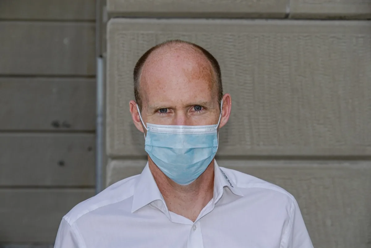 55616d30c9c9c67dfc715bc891a92b4a24c726e3 Auch die Lehrpersonen tragen aus Solidarität teilweise Maske, Kaspar Grünig geht mit dem guten Vorbild voraus. (Bild pd)